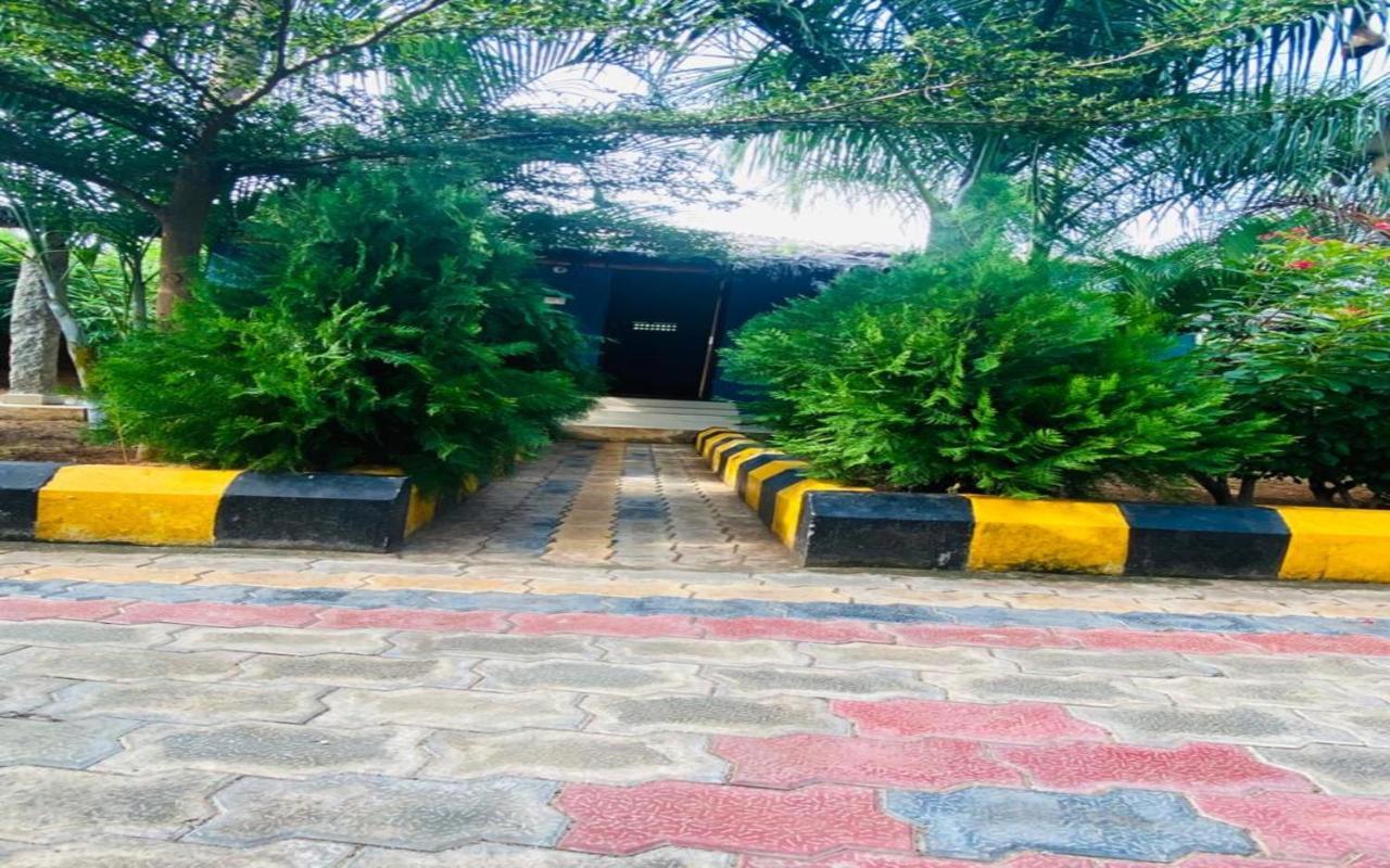 Hotel Megha Resort Hampi Buitenkant foto