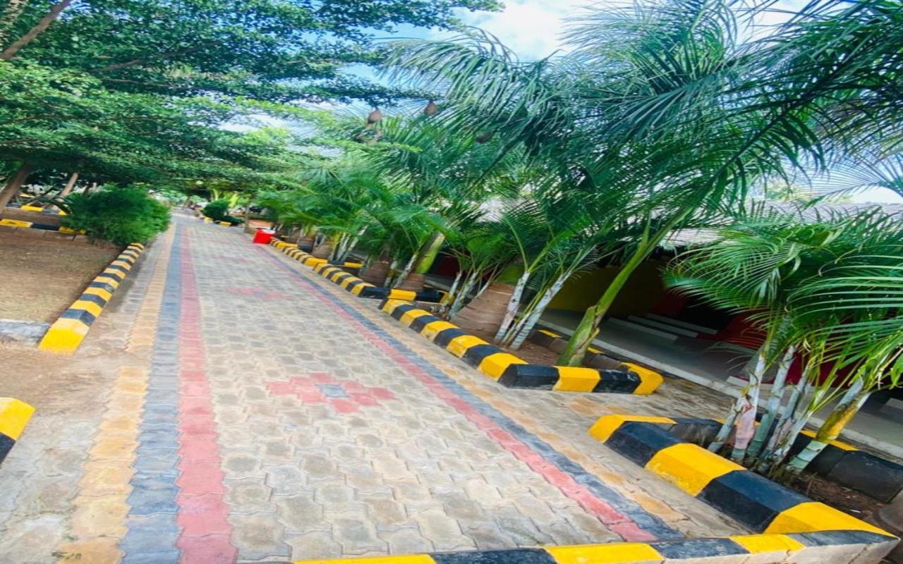 Hotel Megha Resort Hampi Buitenkant foto