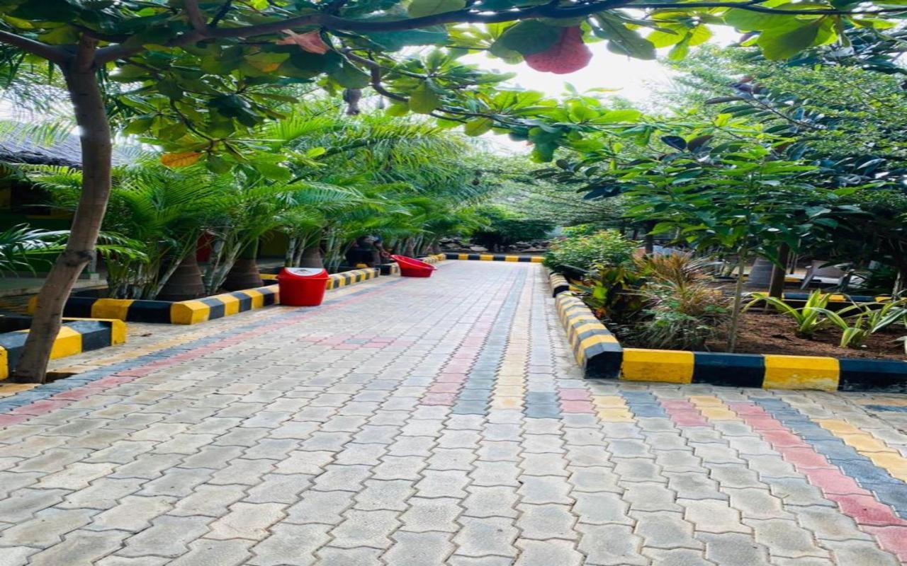 Hotel Megha Resort Hampi Buitenkant foto