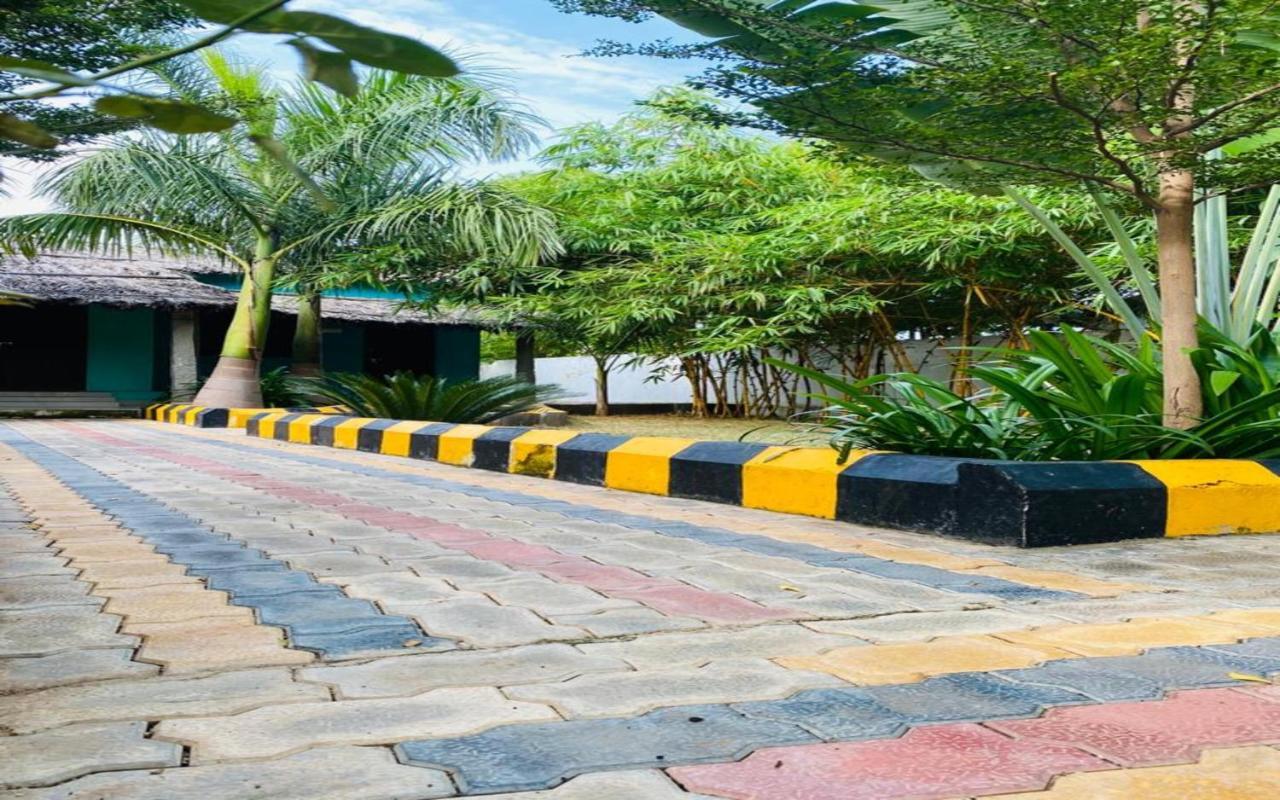 Hotel Megha Resort Hampi Buitenkant foto