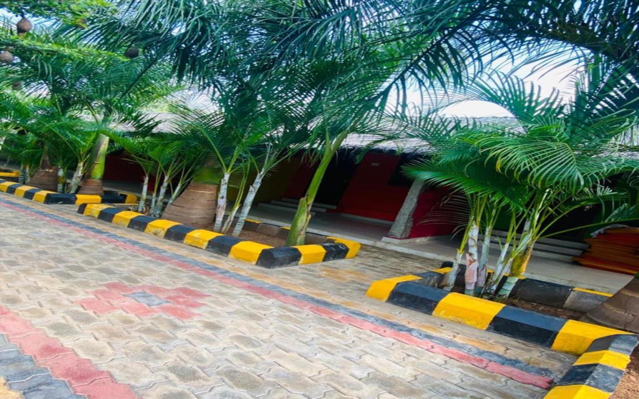 Hotel Megha Resort Hampi Buitenkant foto